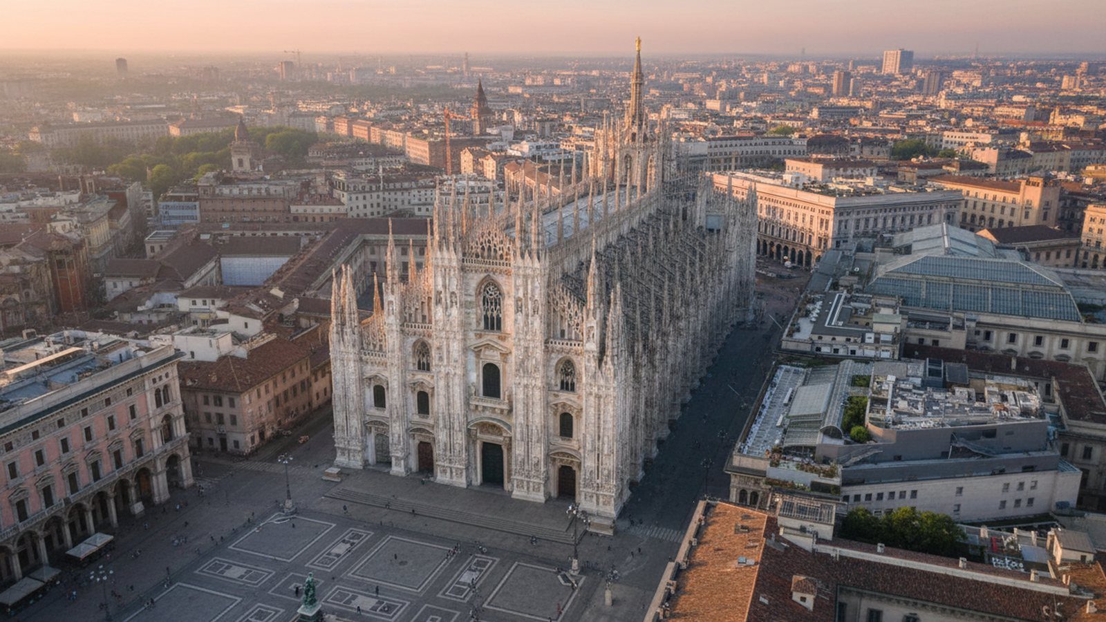 Il Duomo di Milano visto dall'alto con le guglie e piazza del Duomo