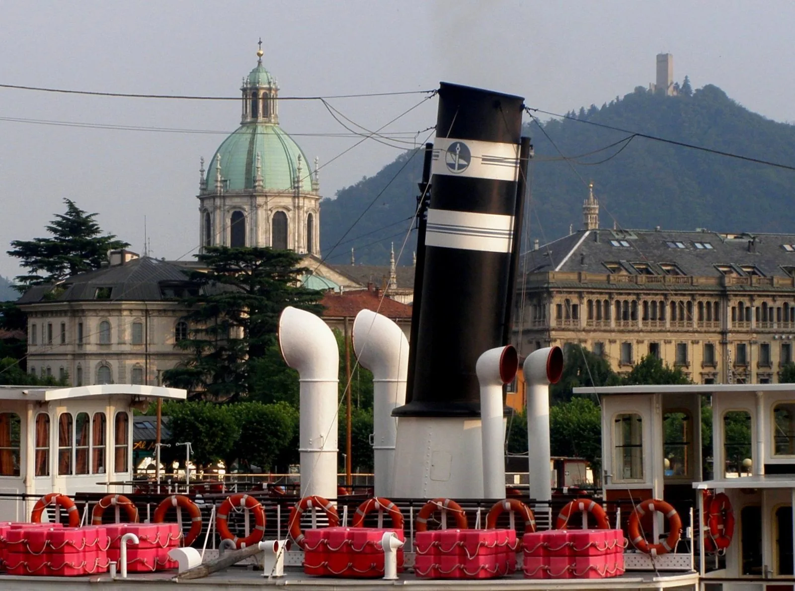 Il lungolago di Como con la cupola del Duomo e le montagne sullo sfondo