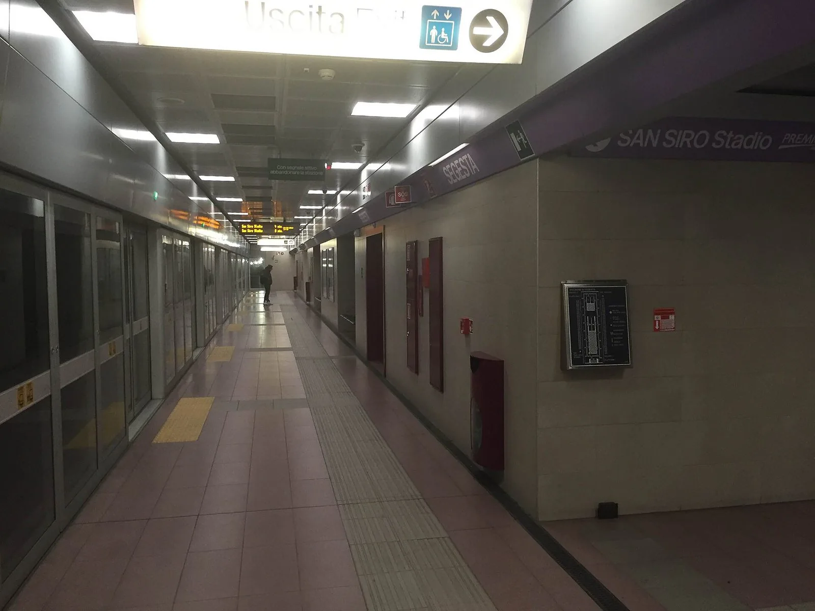 La banchina di una stazione della metropolitana di Milano