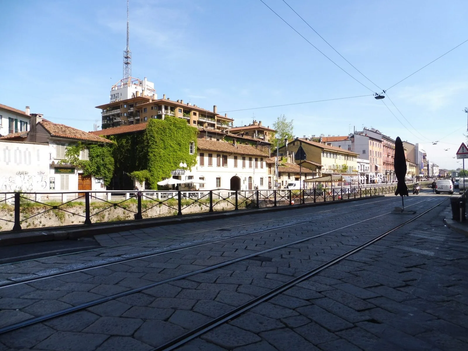 L'alzaia del Naviglio Grande a Milano vista dalla Ripa di Porta Ticinese
