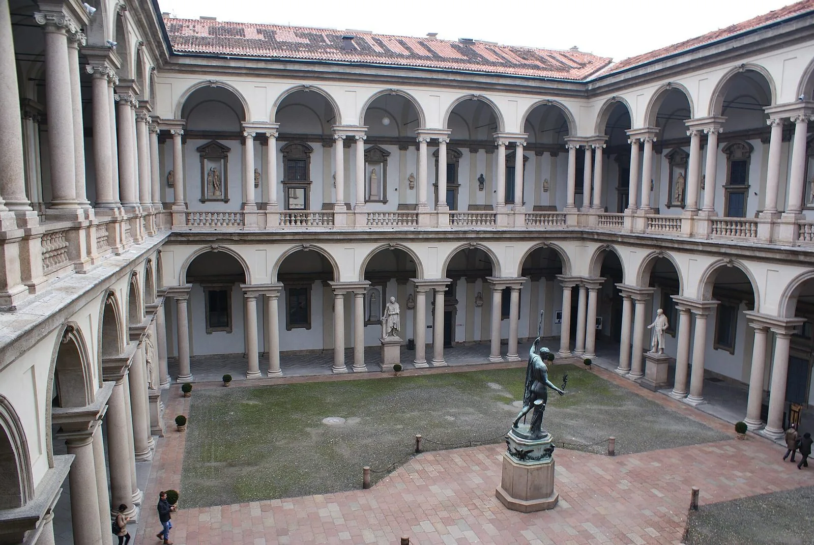 Il cortile colonnato del Palazzo di Brera a Milano
