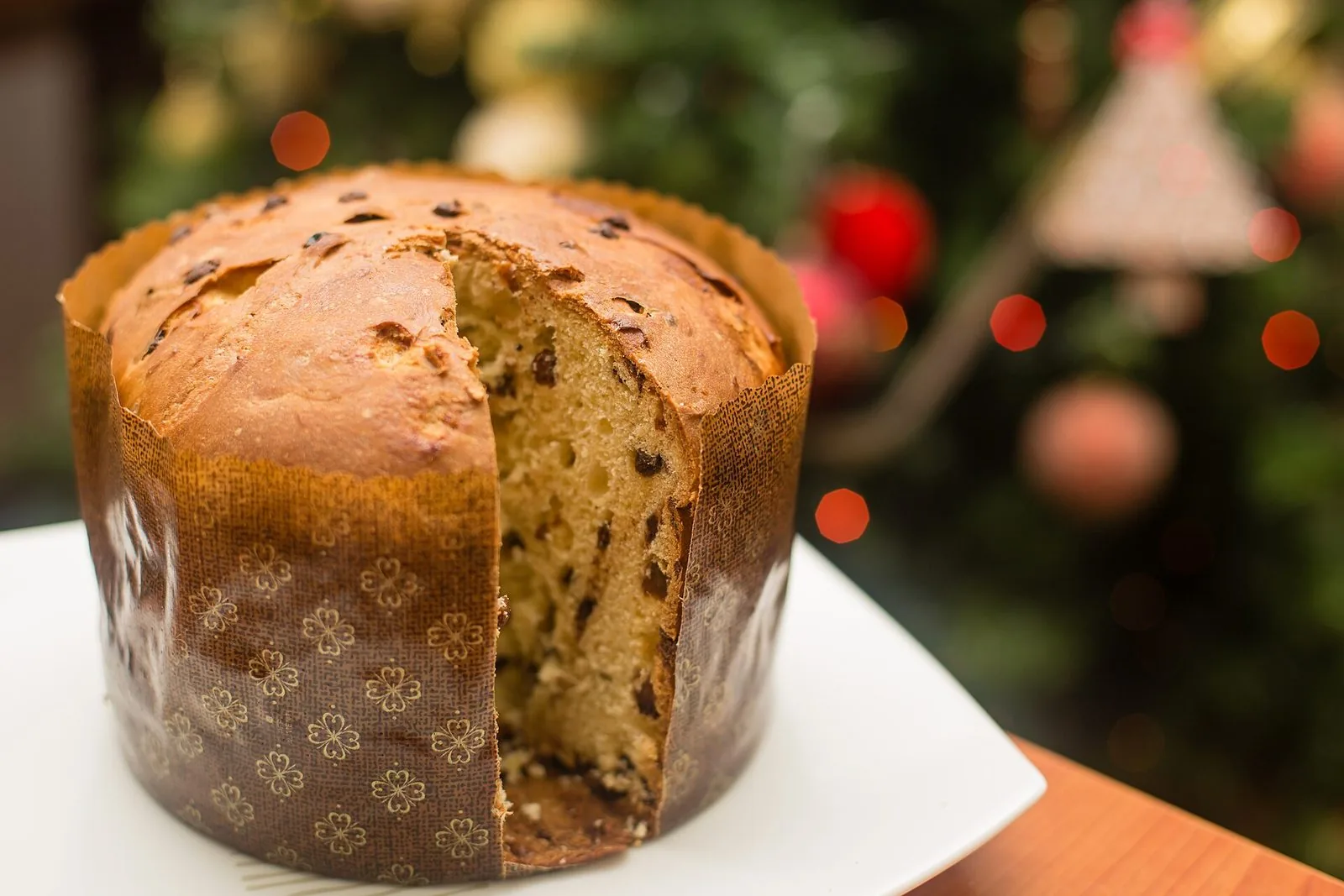 Un panettone milanese intero appoggiato su un piatto