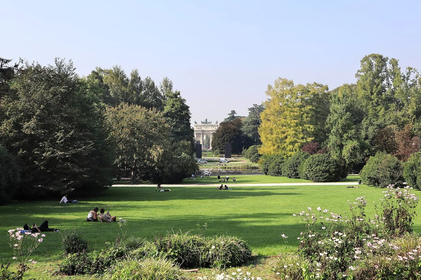 I prati e gli alberi di Parco Sempione a Milano in una giornata di sole