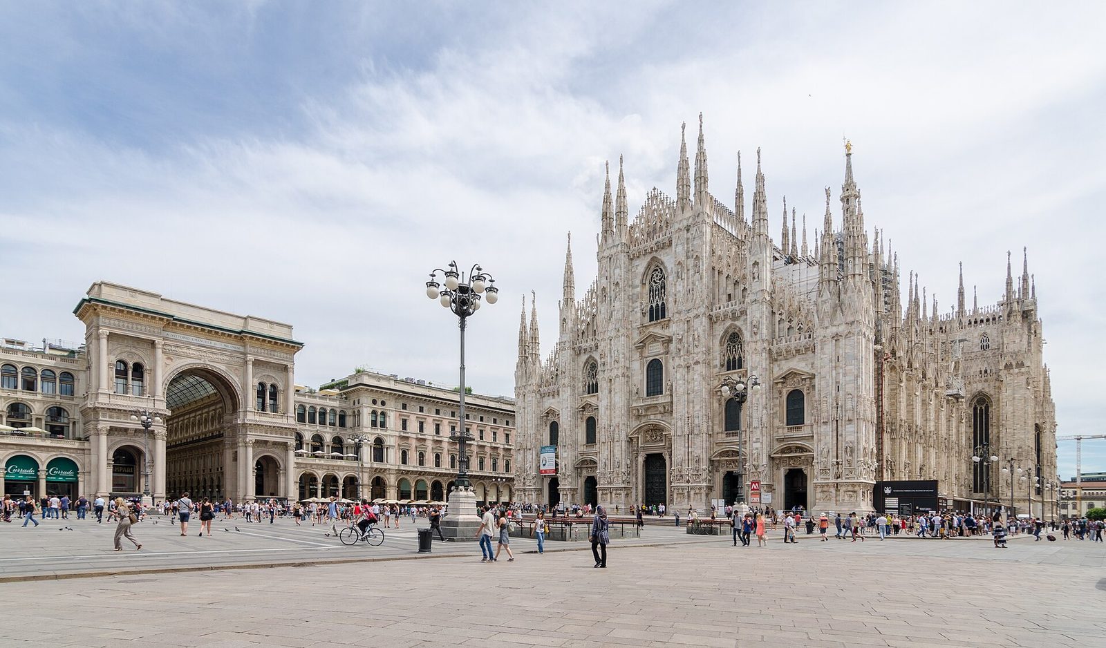 Piazza del Duomo a Milano con la cattedrale e l'ingresso della Galleria