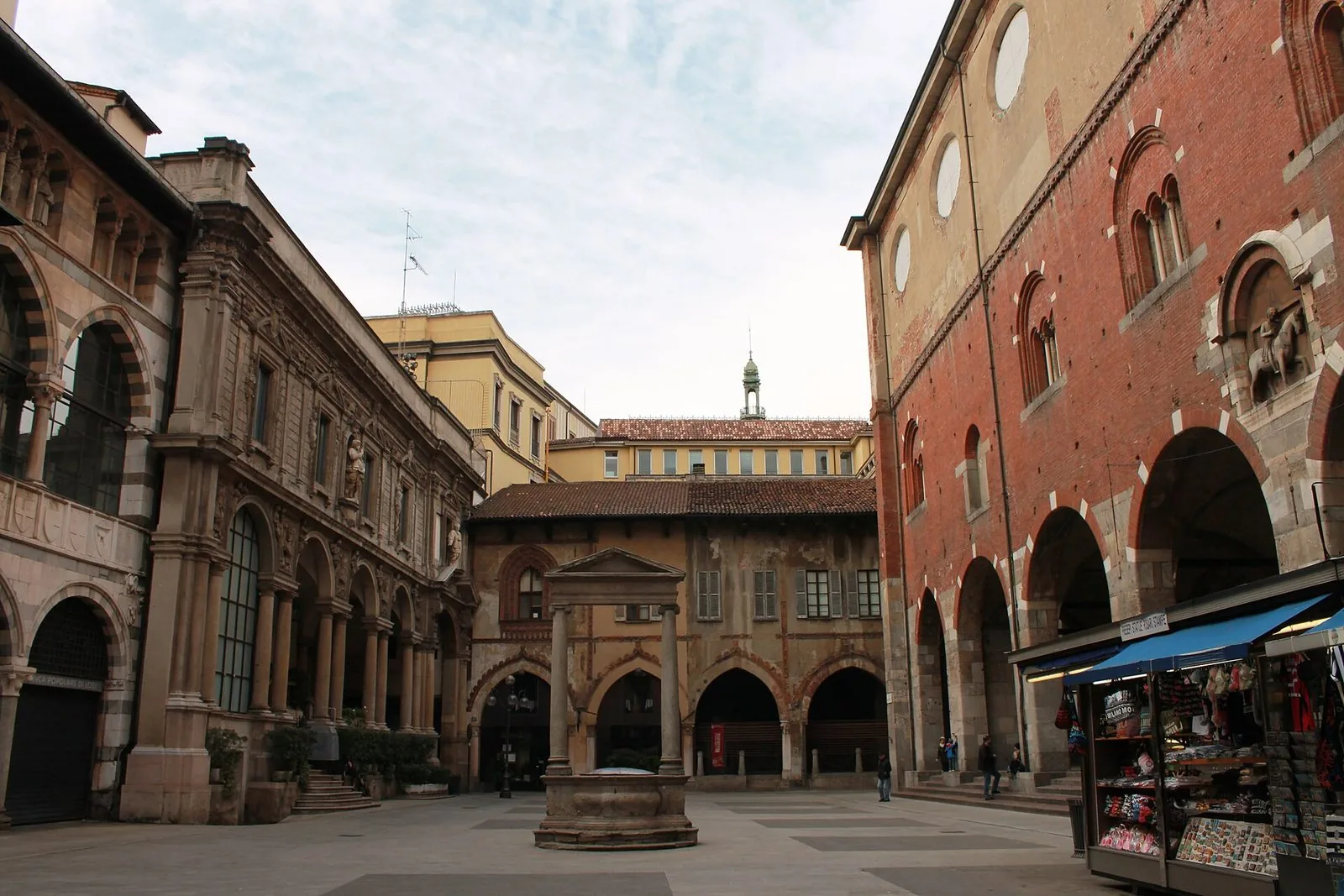 Piazza Mercanti a Milano con il Palazzo della Ragione e i portici medievali