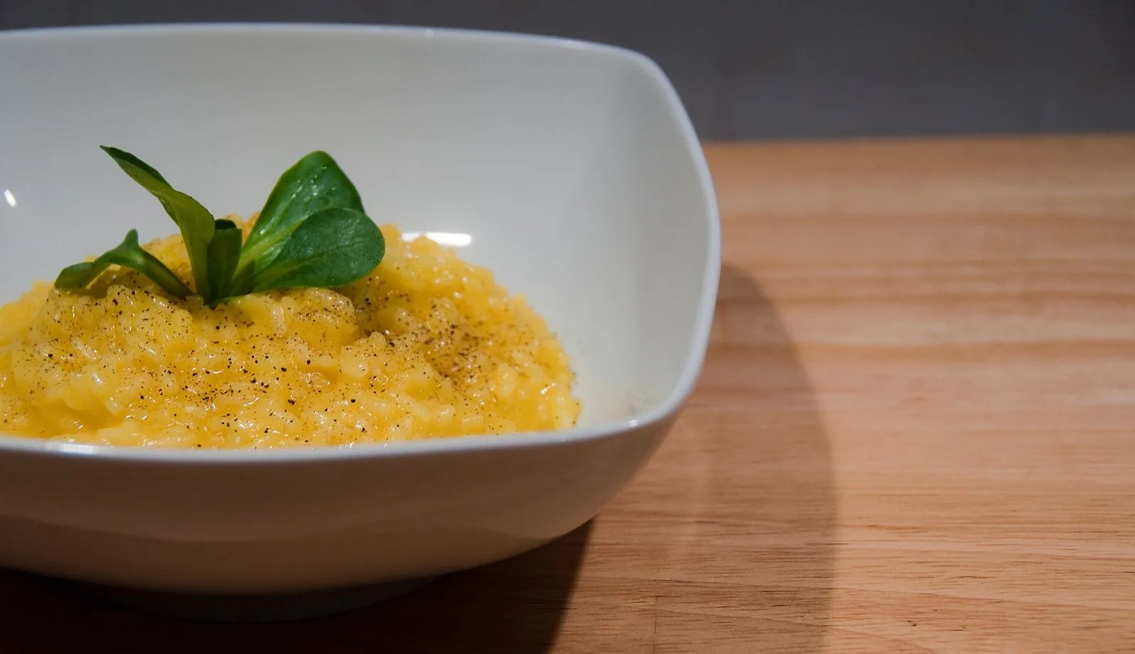 Un piatto di risotto allo zafferano, il risotto giallo alla milanese