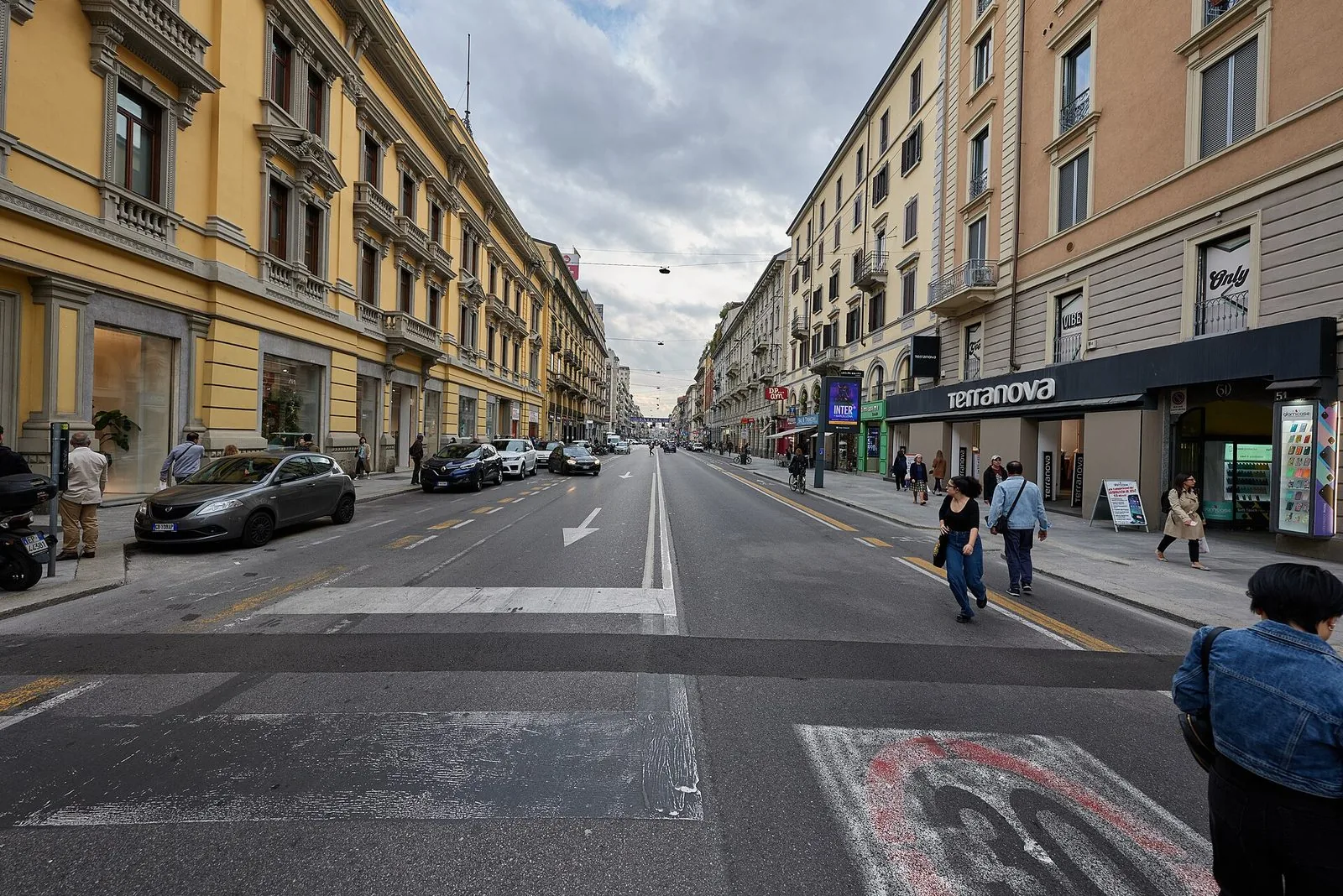 Corso Buenos Aires a Milano con le auto in sosta e la carreggiata centrale