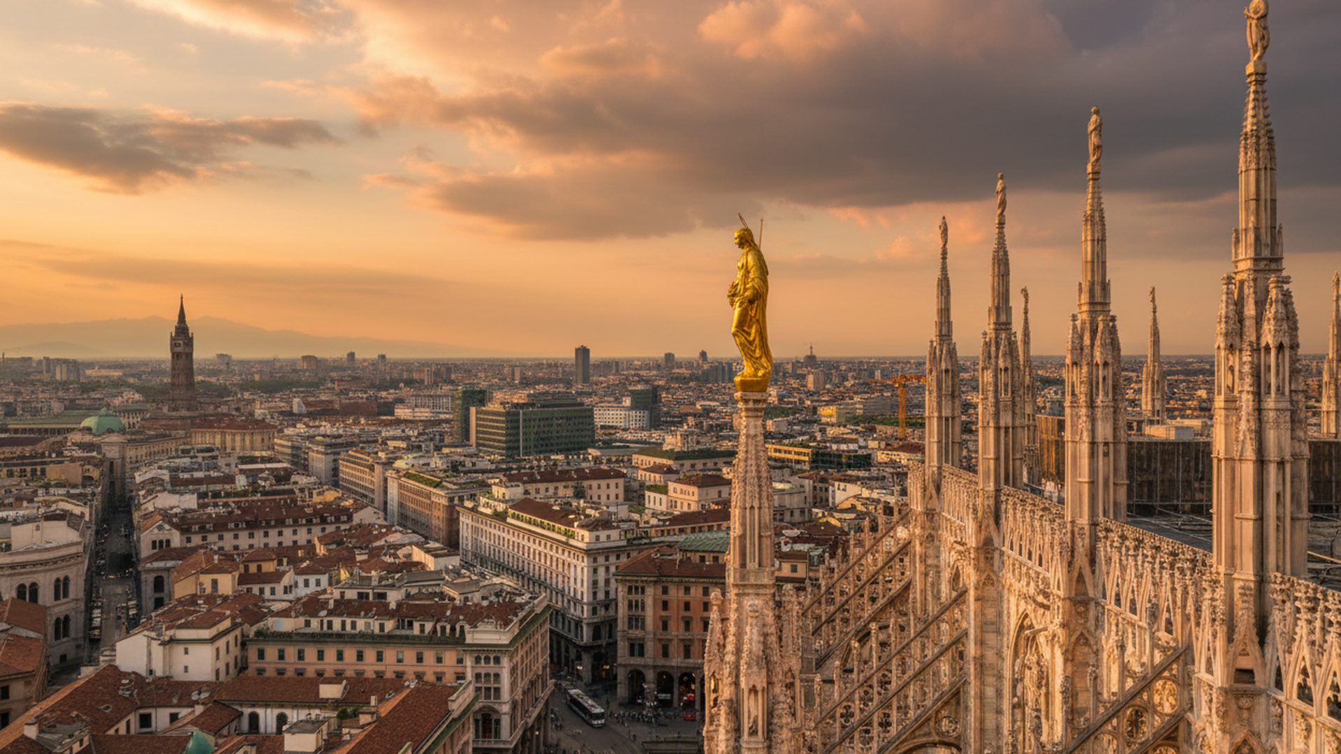 Il Duomo di Milano al tramonto con la Madonnina